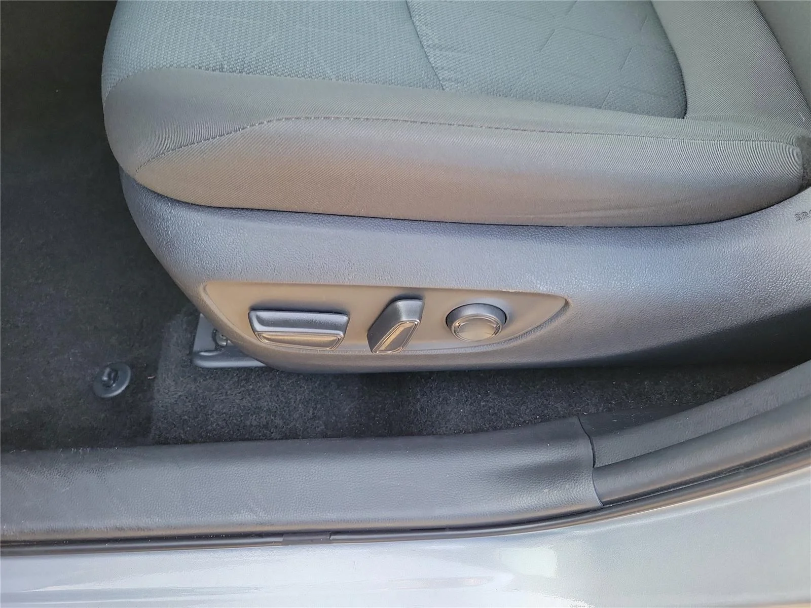 2025 Toyota RAV4 XLE - Photo 14