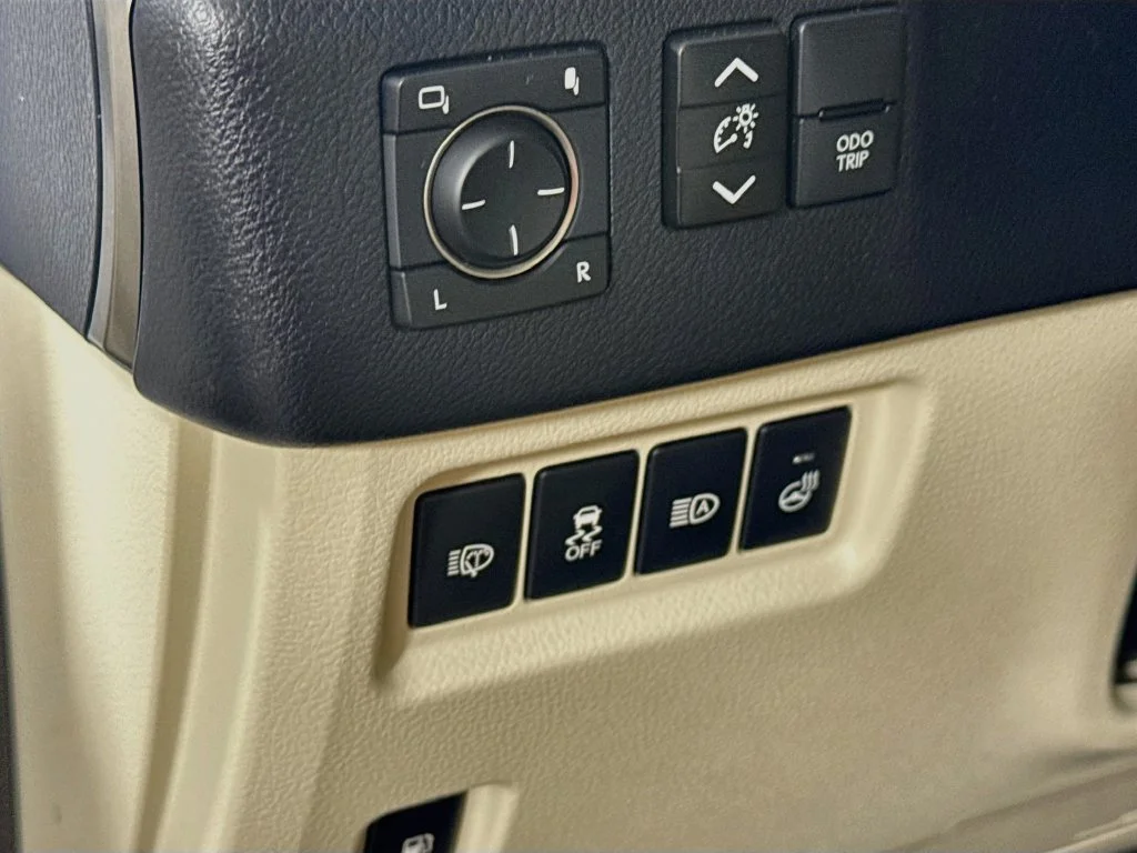 Used 2023 White Lexus 460 image 10