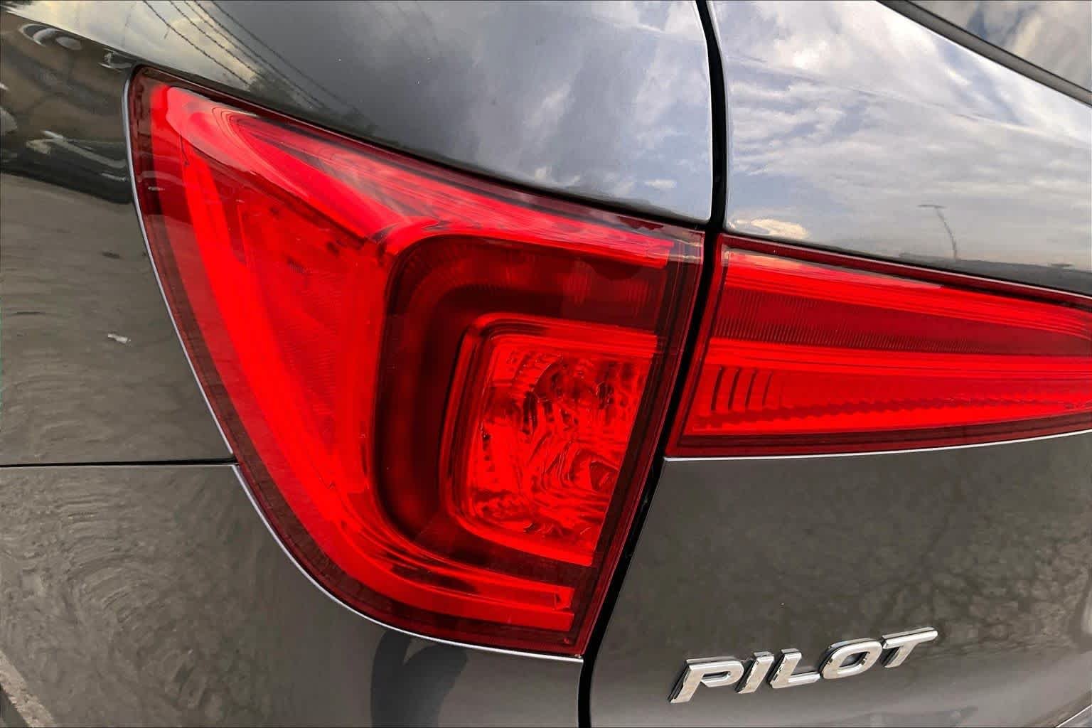 Used 2017  Honda EX image 28