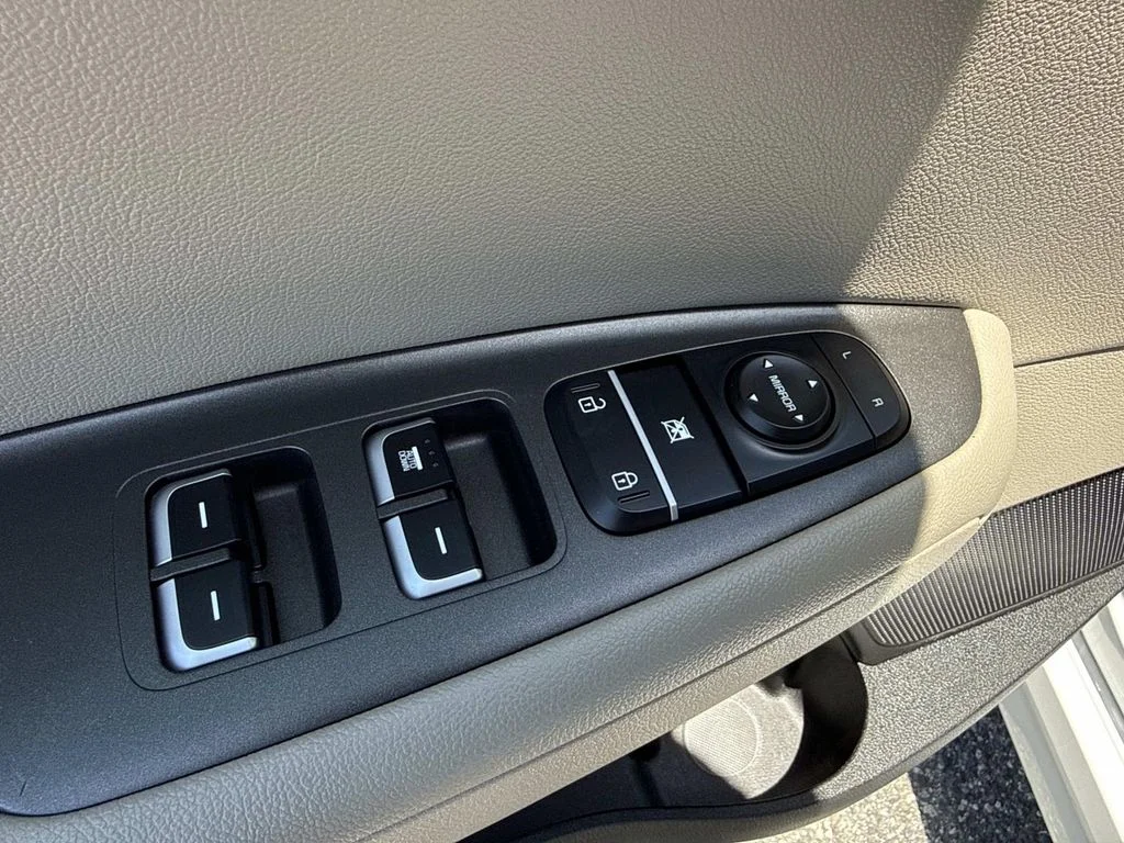Used 2018 White Kia LX image 23