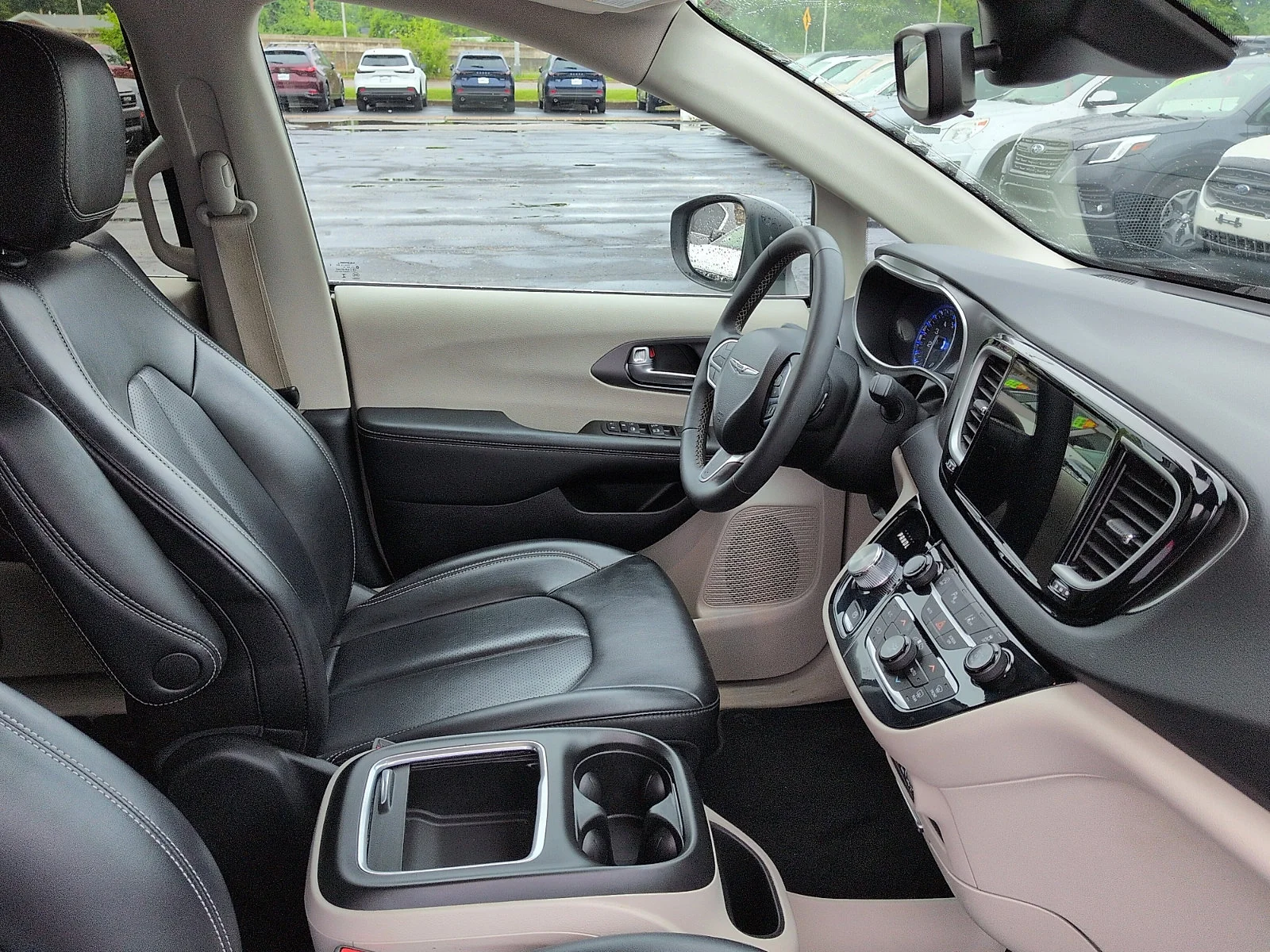 Used 2023 Brilliant Black Crystal Pearlcoat Chrysler Touring L image 7