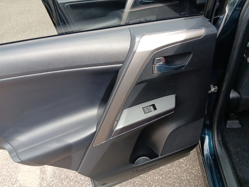 Used 2018 Galactic Aqua Mica Toyota XLE image 30