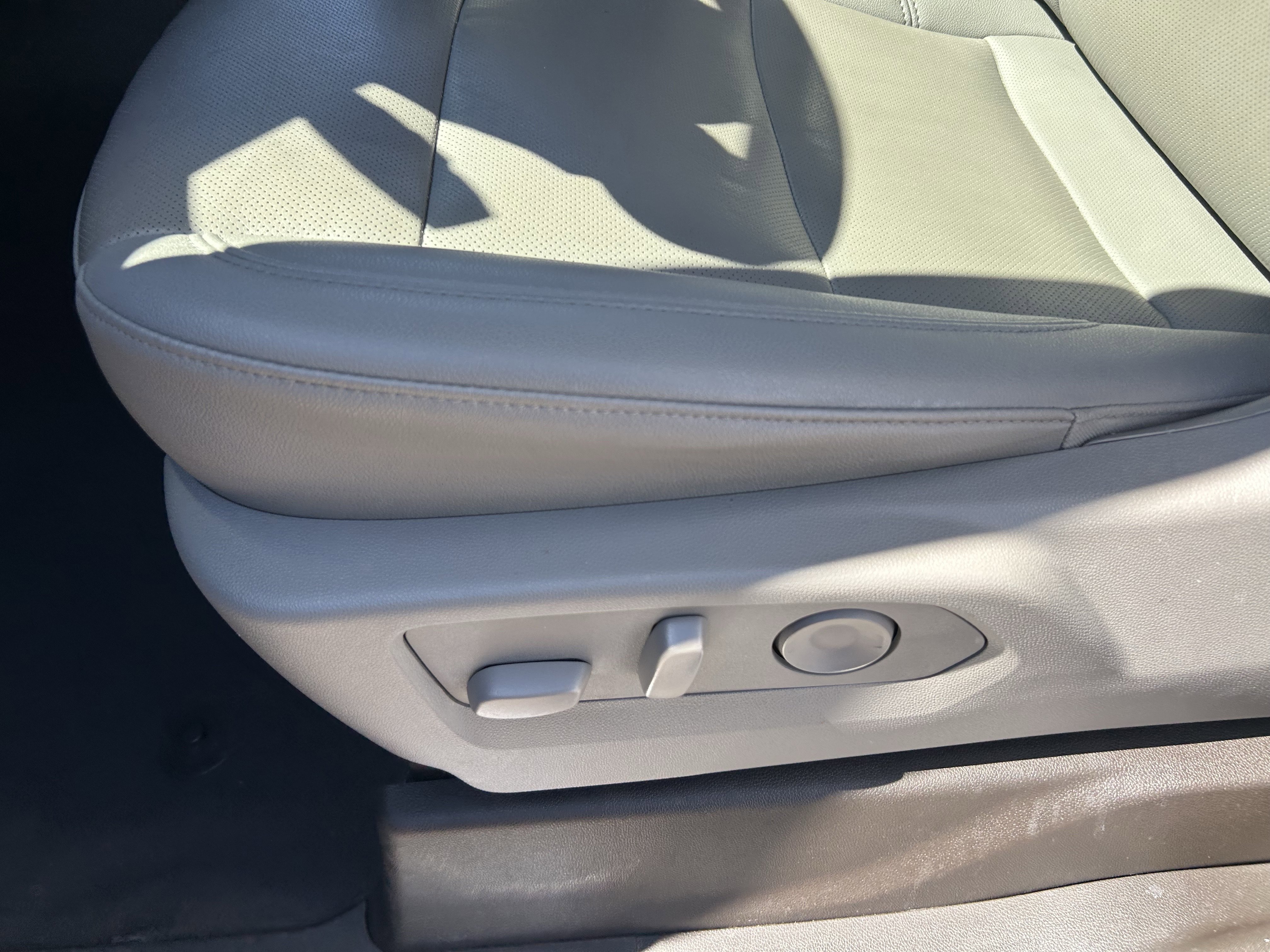 Used 2025 Summit White GMC SLT image 11