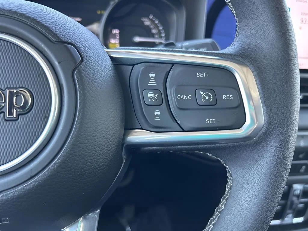 Used 2025 White Jeep Sahara image 17
