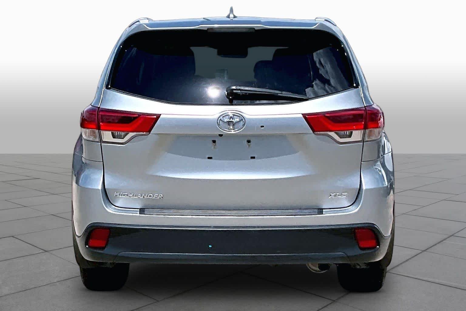 Used 2018 Celestial Silver Metallic Toyota XLE image 5