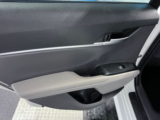 Used 2018 White Toyota LE image 17