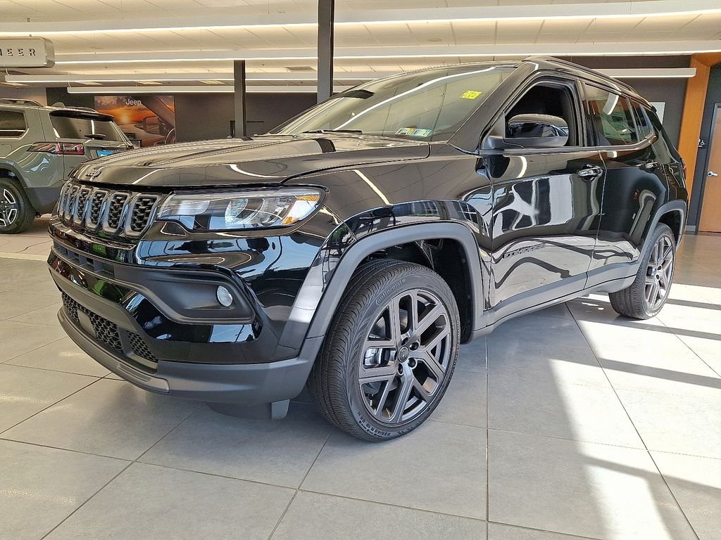 New 2026 Diamond Black Crystal Pearlcoat Jeep Latitude image 3