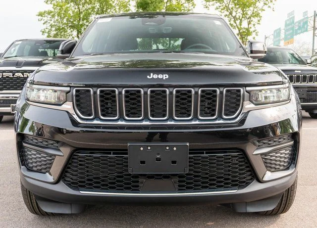 New 2026 Diamond Black Crystal Pearlcoat Jeep Laredo X image 3