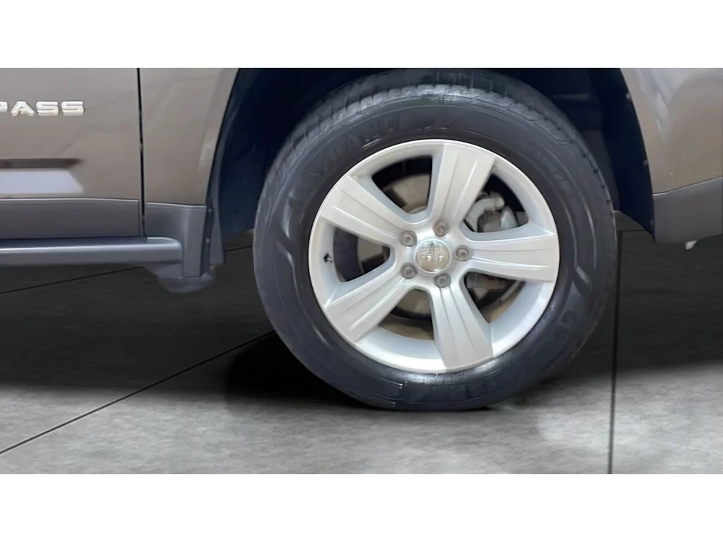 Used 2017 Granite Crystal Clearcoat Metallic Jeep Latitude image 20