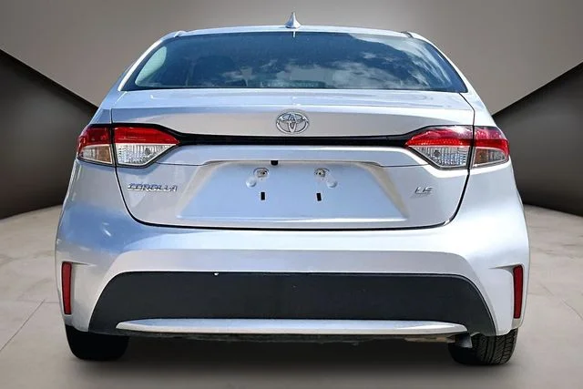 Used 2022 Silver Toyota LE image 5