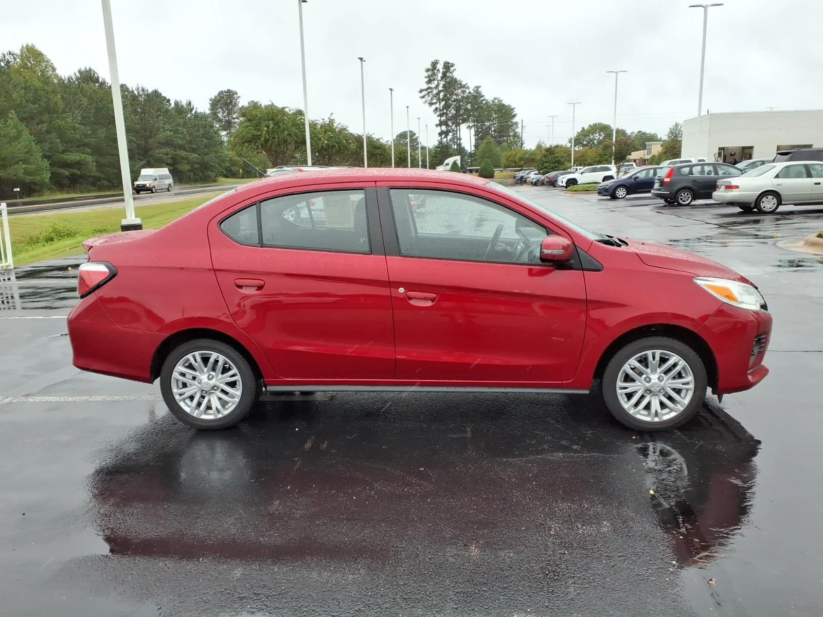 Used 2024  Mitsubishi SE image 10