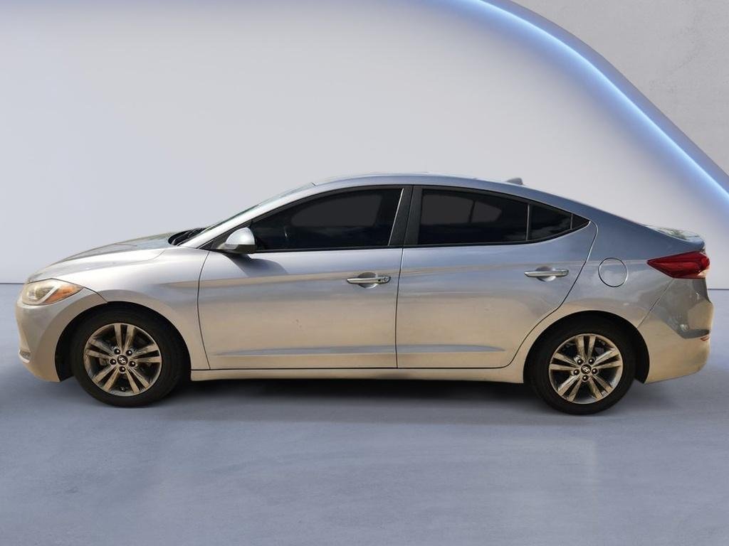 Used 2017  Hyundai SE image 6
