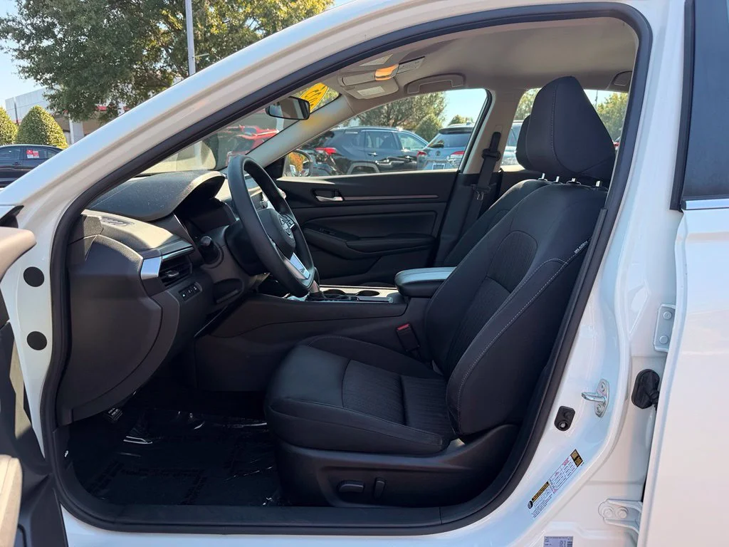 Used 2025 White Nissan 2.5 SV image 23
