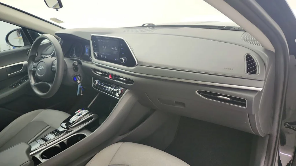 Used 2021 Black Hyundai SE image 26