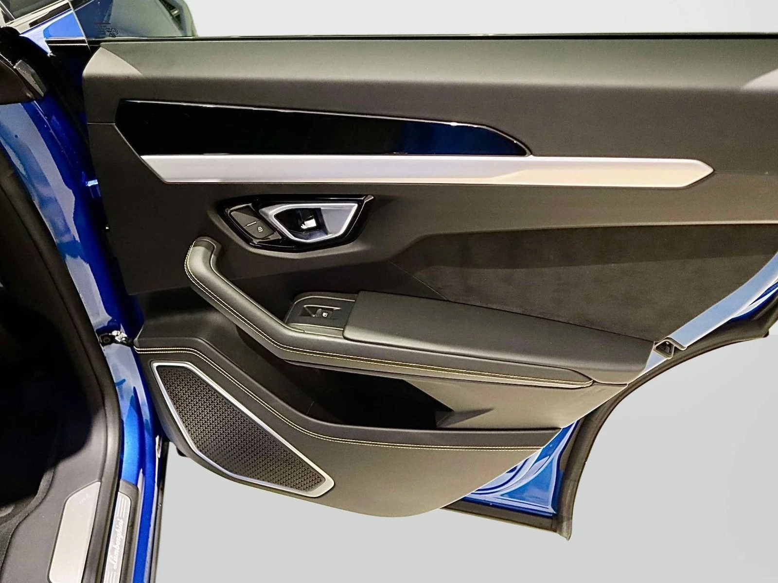 Used 2020 Blu Eleos Metallic Lamborghini  image 13