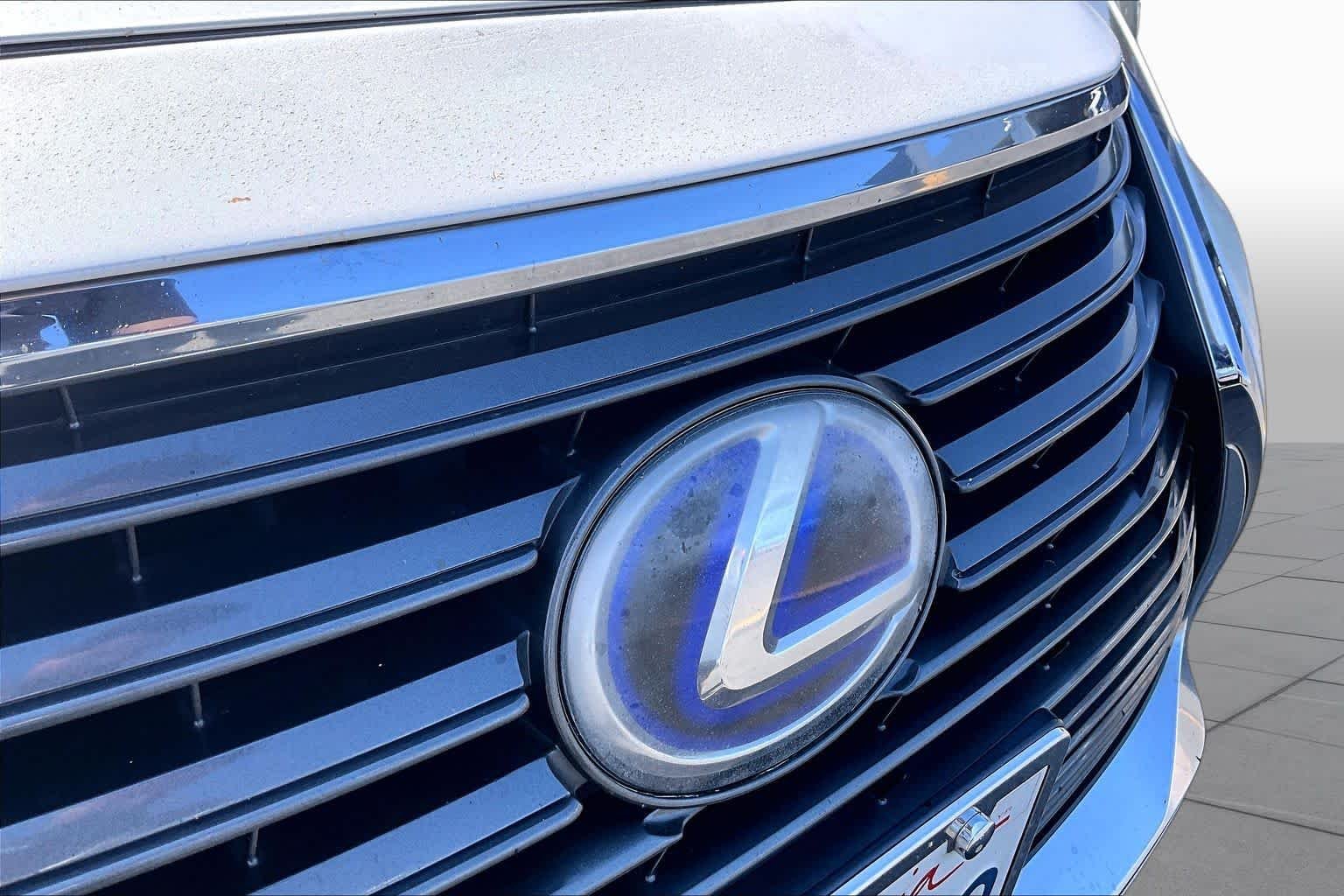 Used 2016 Eminent White Pearl Lexus Hybrid image 29