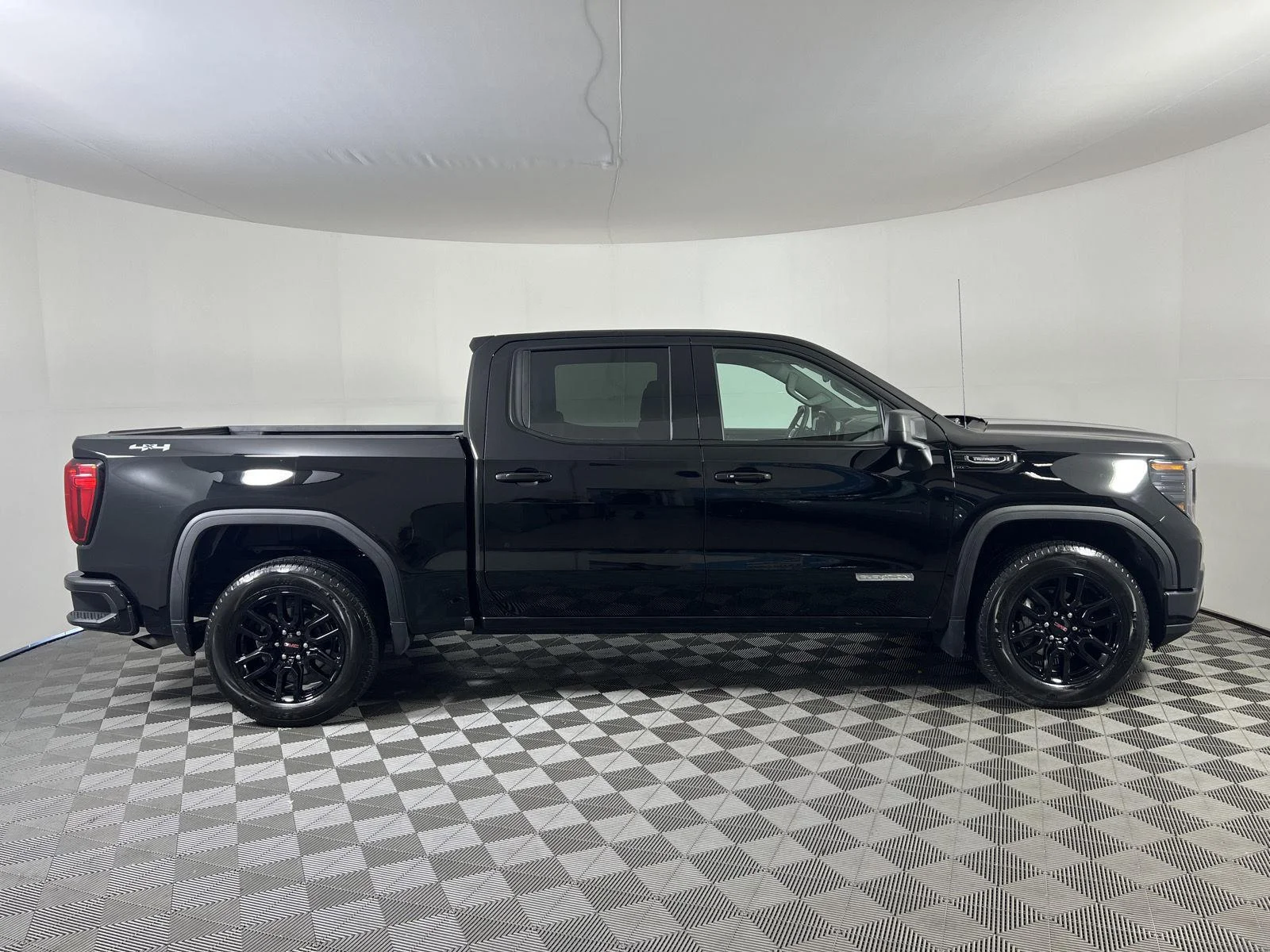 Used 2025 Onyx Black GMC Elevation image 24