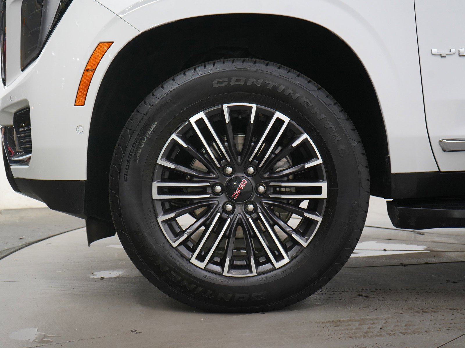 Used 2025 Summit White GMC Elevation image 31