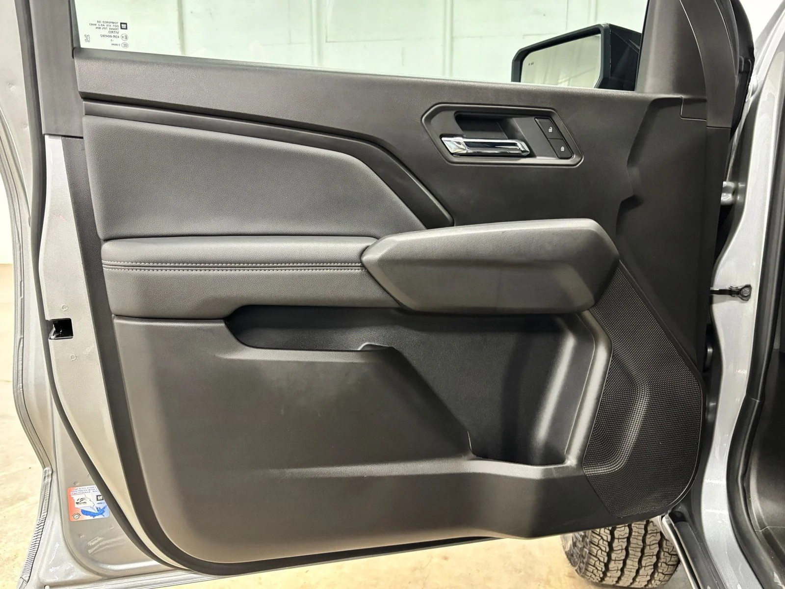 Used 2025 Silver GMC Elevation image 17