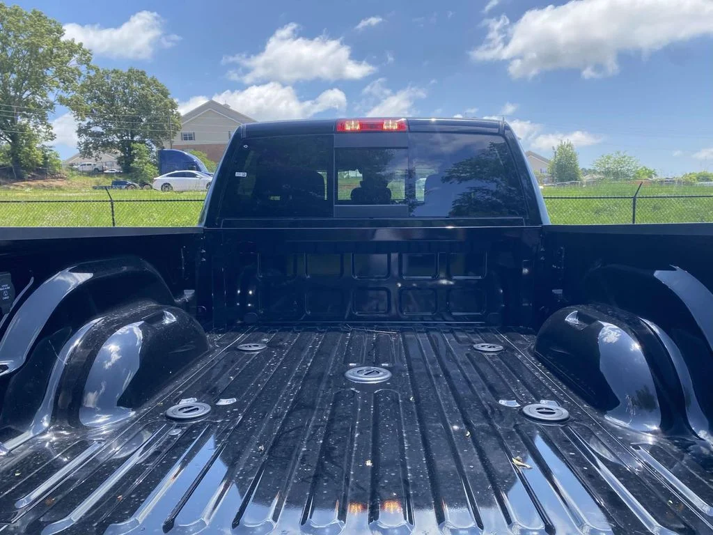 New 2026 Diamond Black Crystal Pearl-Coat Exterior Paint RAM Tradesman image 9