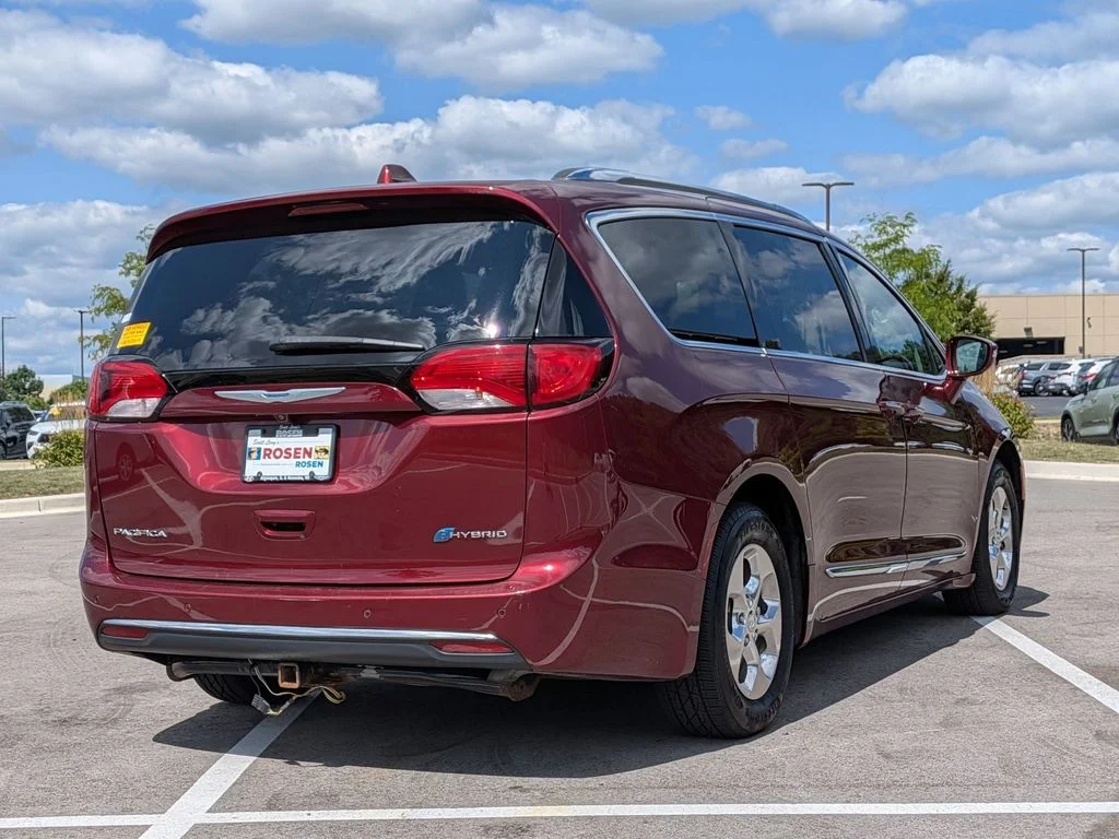 Used 2018 Red Chrysler Limited image 7