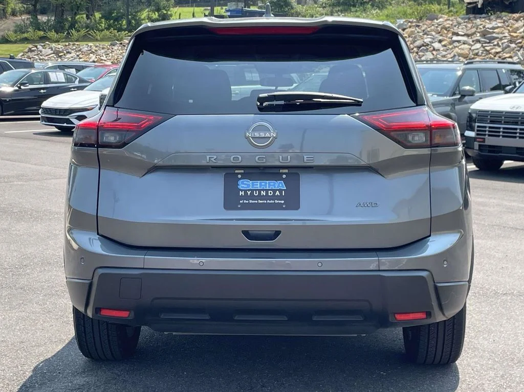 Used 2025 Gray Nissan SV image 4