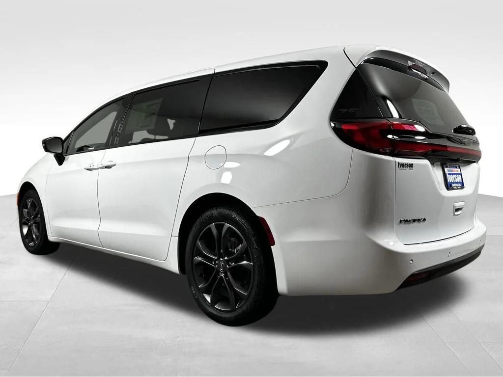 New 2026 Bright White Clear-Coat Exterior Paint Chrysler Select image 4