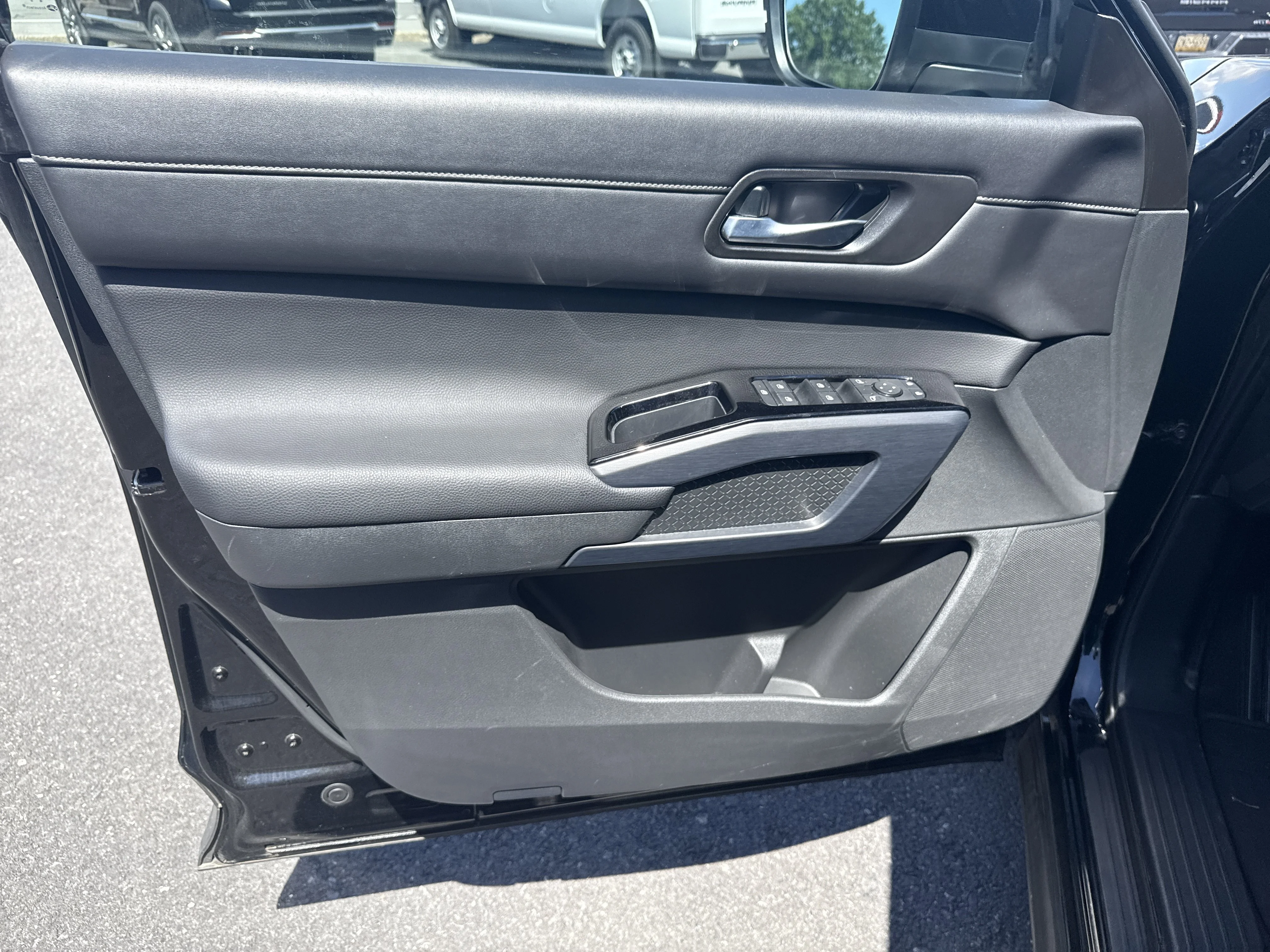 Used 2025 Super Black Nissan SL image 16