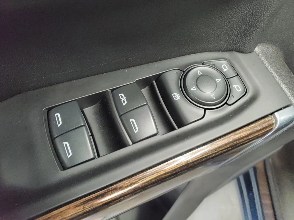 Used 2020 PACIFIC BLUE METALLIC GMC SLE image 9