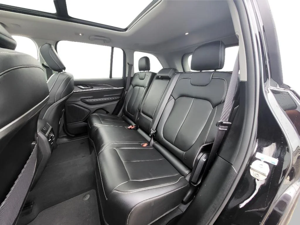 Used 2023 Diamond Black Crystal Pearlcoat Jeep Limited image 13