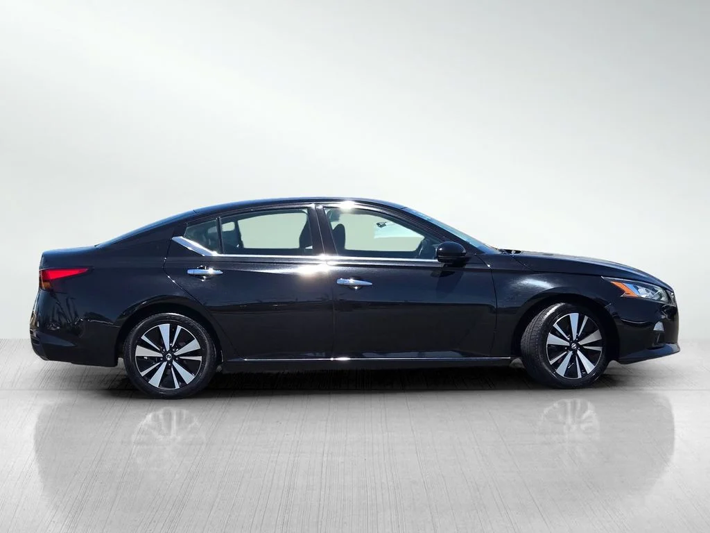 Used 2019 Black Nissan 2.5 SL image 3