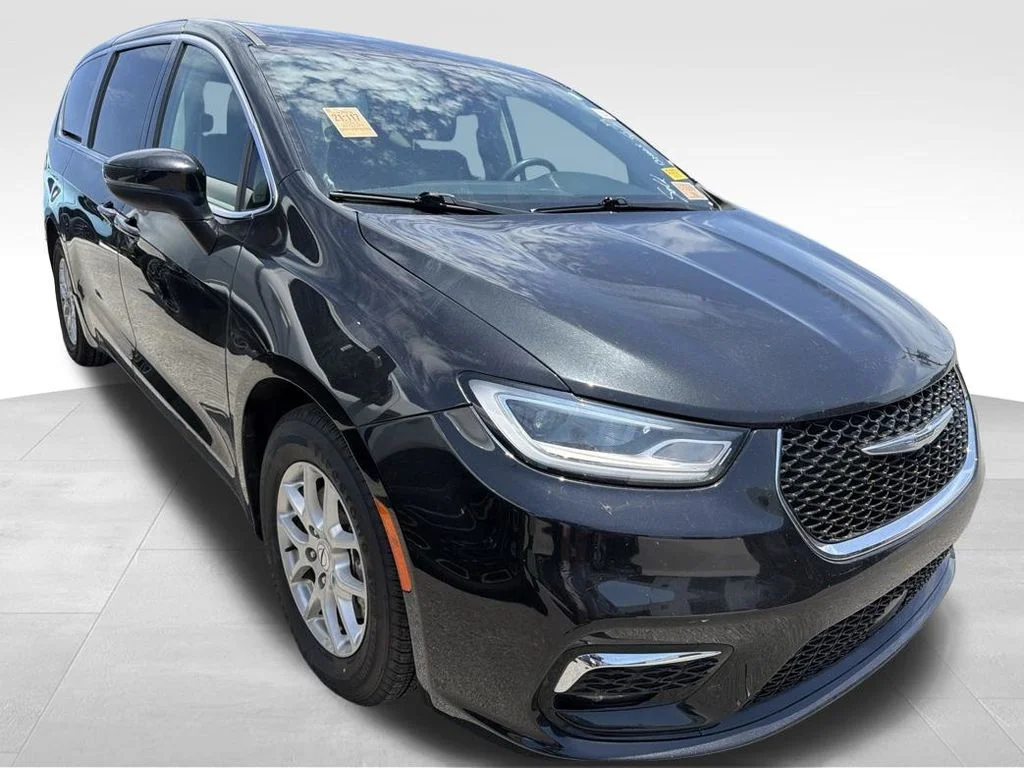 Used 2023 Black Chrysler Touring L image 22