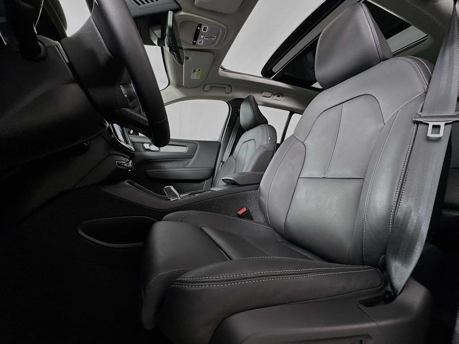 2025 Volvo XC40 Plus - Photo 19