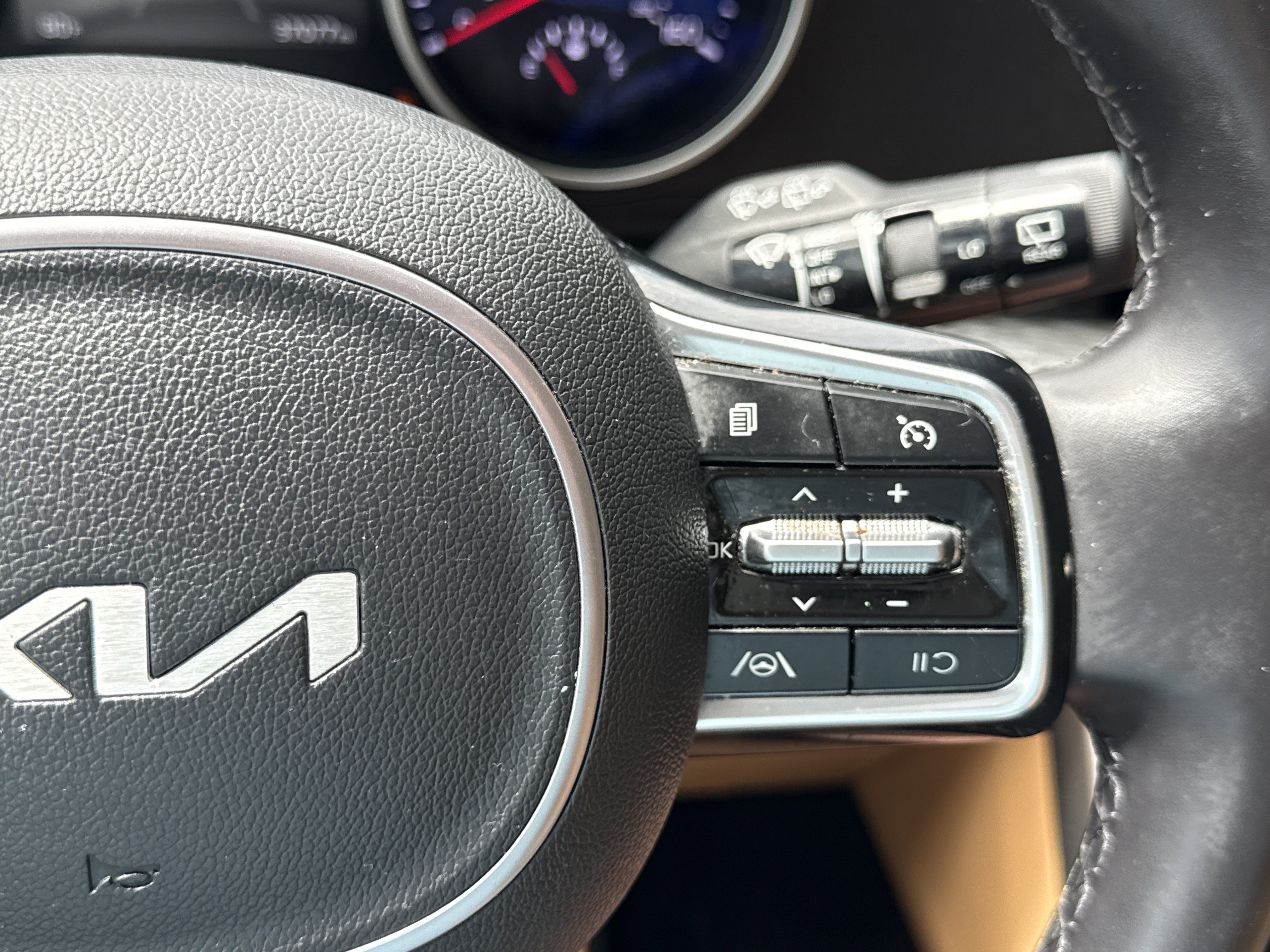 Used 2024 Snow White Pearl Kia LX image 28