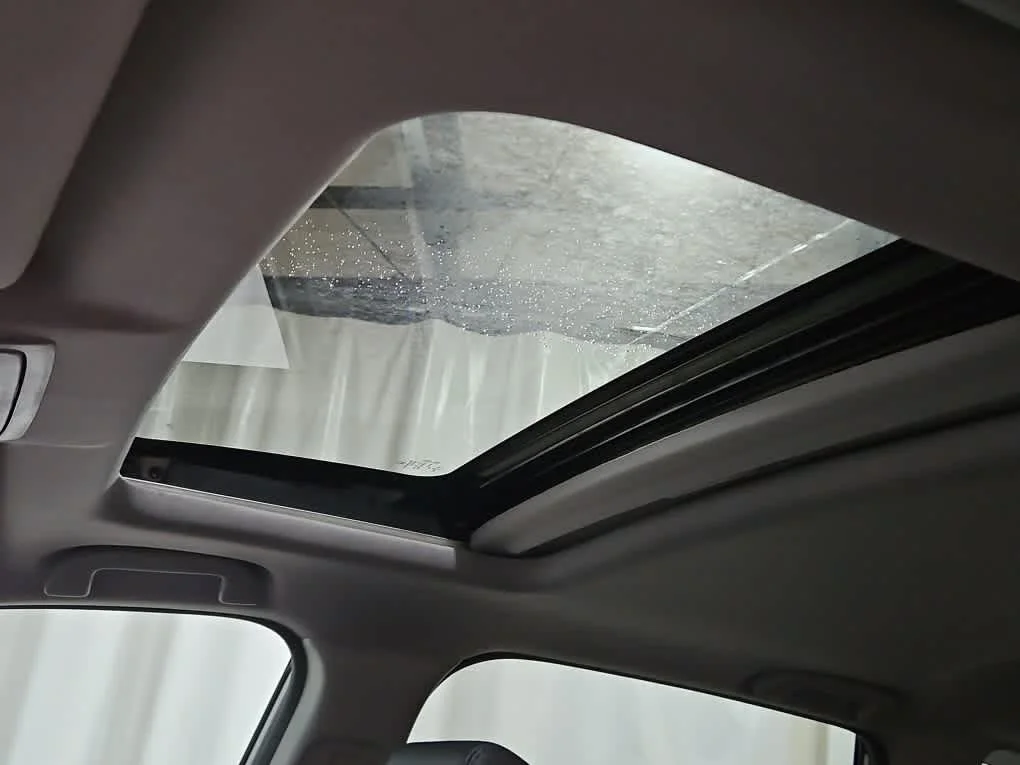 Used 2022 Lunar Silver Metallic Honda Touring image 14