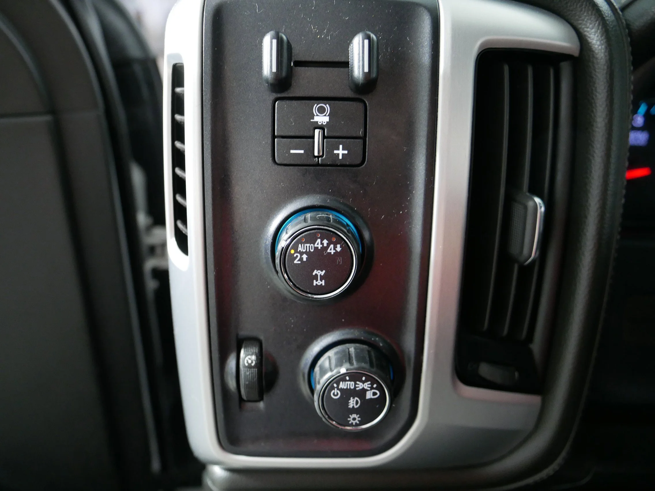 Used 2019 Summit White GMC SLE image 26