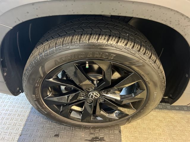 Certified Used 2023 Black Volkswagen 1.5T SE image 8