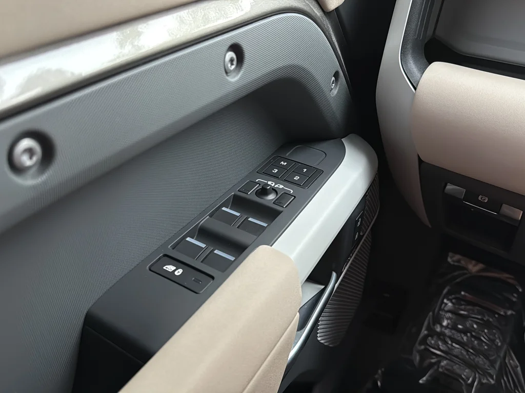 Used 2023 Gray Land Rover X-Dynamic SE image 10