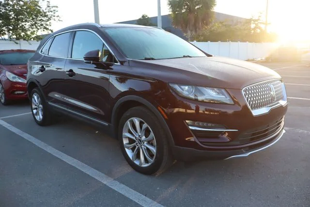 Used 2019 Burgundy Lincoln Select image 1