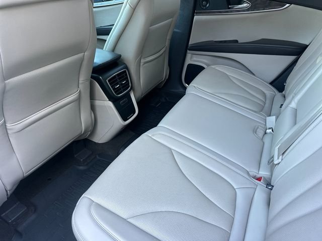 Used 2019 White Lincoln Reserve image 11