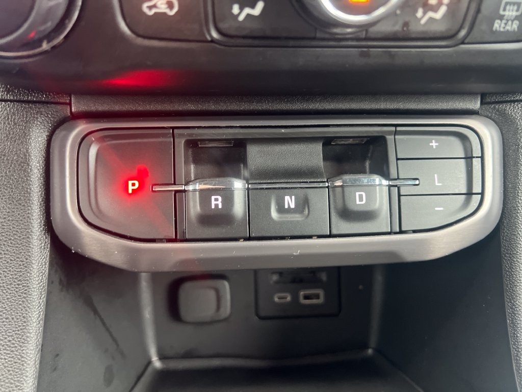 Used 2021 White GMC AT4 image 19