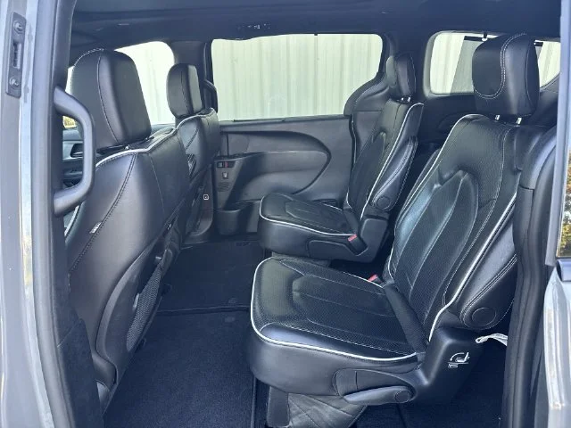 Used 2025 White Chrysler Limited image 15