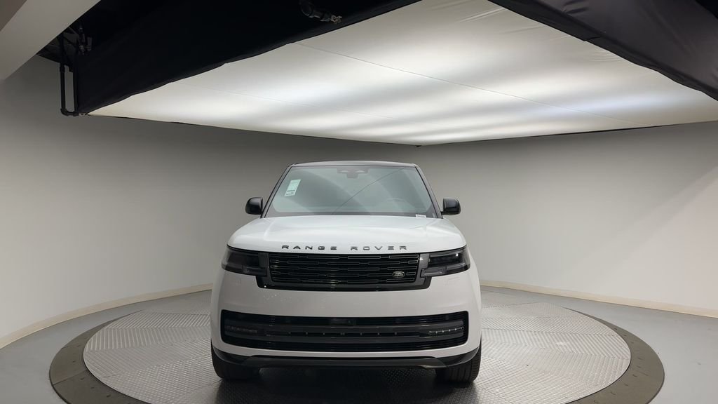 Used 2024 Fuji White Land Rover SE image 3
