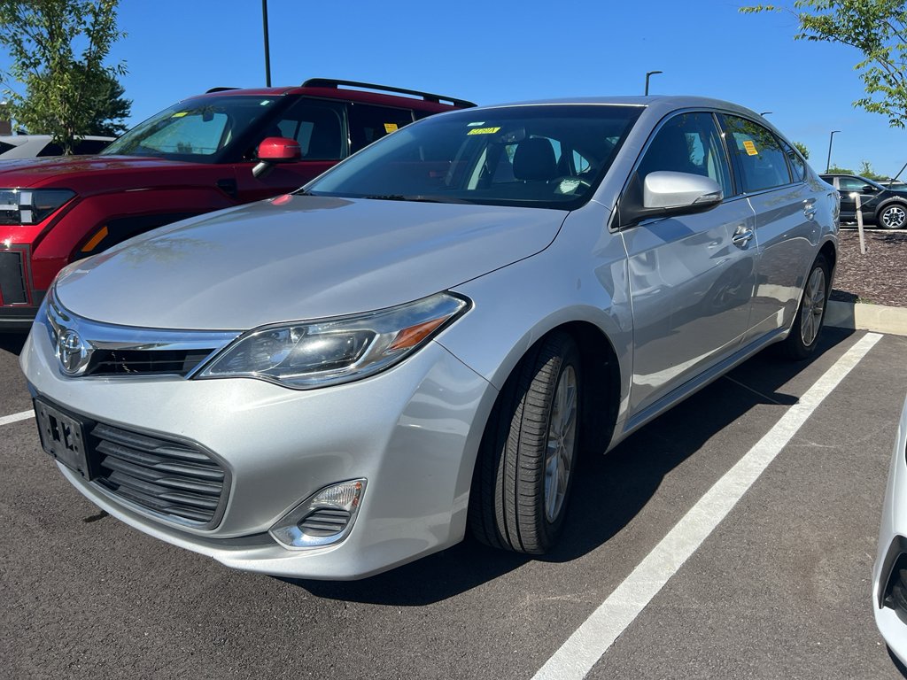 Used 2013 Classic Silver Metallic Toyota XLE Premium image 3