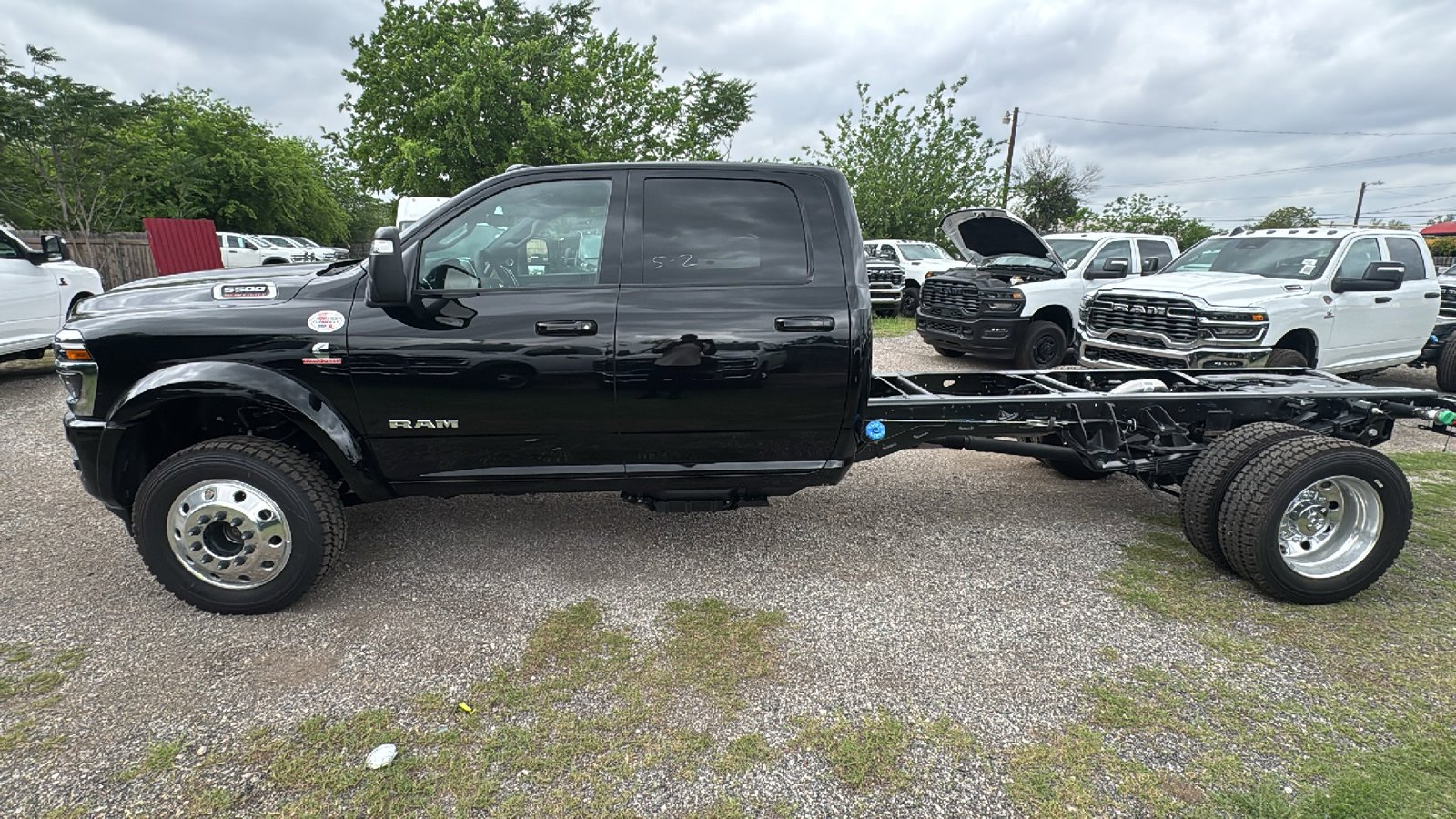 New 2026 Diamond Black Crystal Pearl-Coat Exterior Paint RAM Big Horn image 8