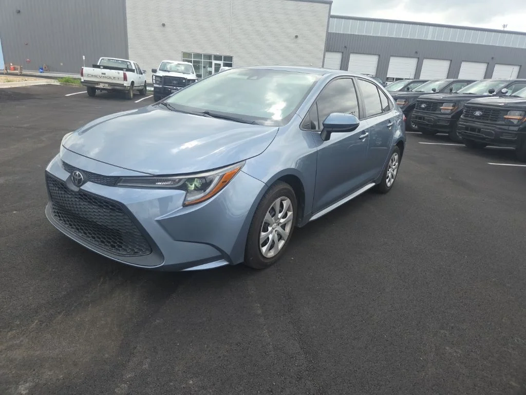 Certified Used 2020  Toyota LE image 3