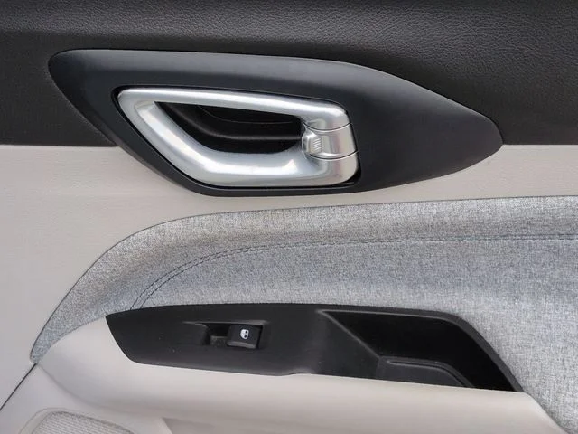 Used 2022 White Jeep Latitude image 30