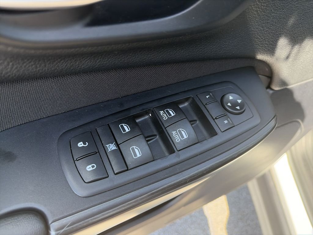 Used 2016 Bright White Clearcoat Jeep Latitude image 18