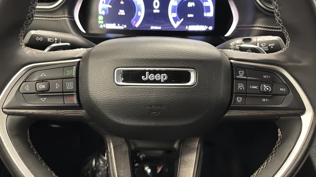 Used 2024 Diamond Black Crystal Pearlcoat Jeep Limited image 16