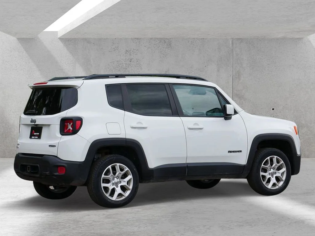 Used 2017 White Jeep Latitude image 3